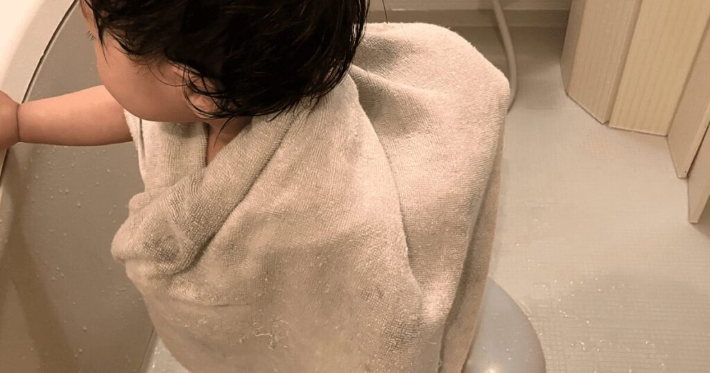 お風呂後にバスタオルをかけて湯冷め防止