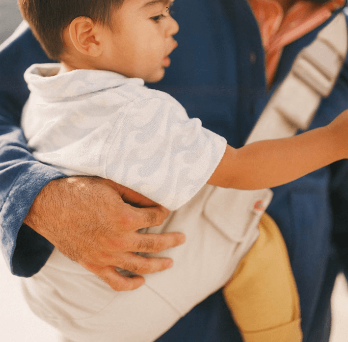 アップシースリングは赤ちゃんの体重を肩と背中で広く支えるスリングタイプ