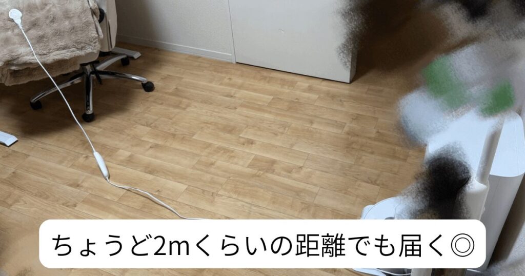 ハゴオギの毛布をデスクで使ってみた様子