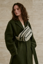 ハグ―をショルダーバッグとしてのみ使っている様子